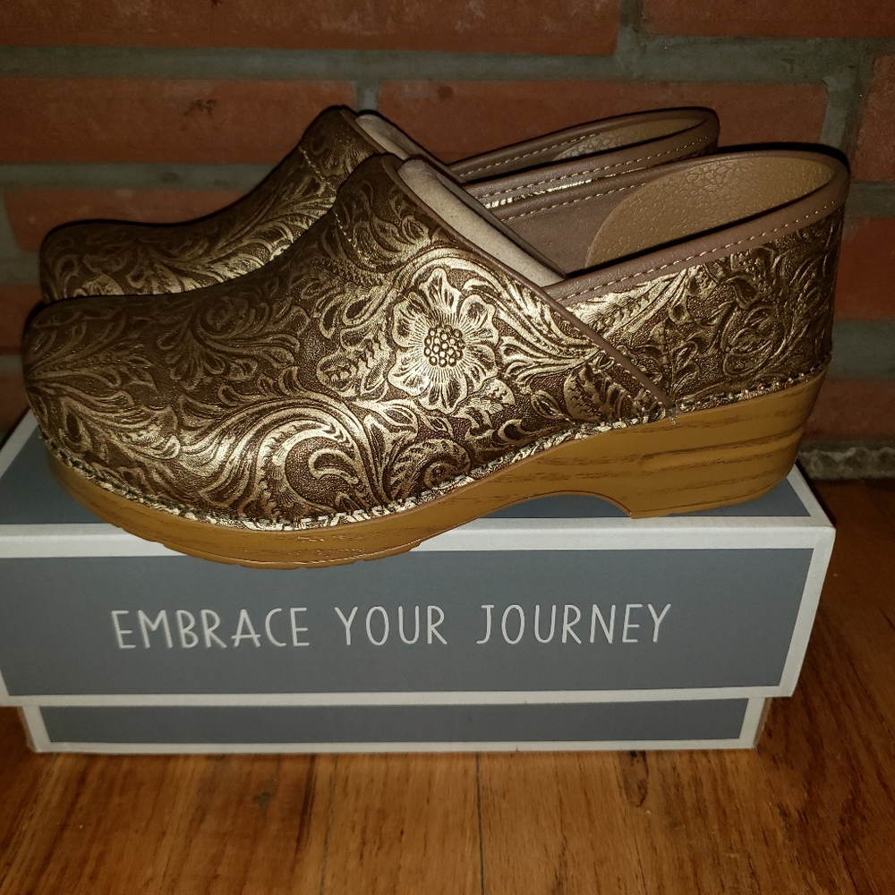 Dansko Professional Tooled Leather Clogs Size 40 - New in Box